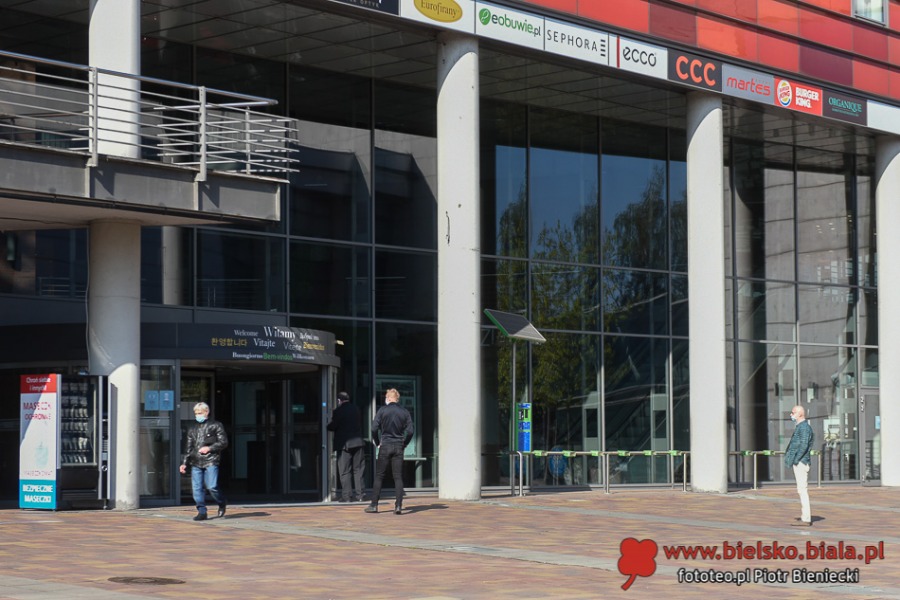 Galerie handlowe ponownie otwarte. Bez niektórych usług - foto