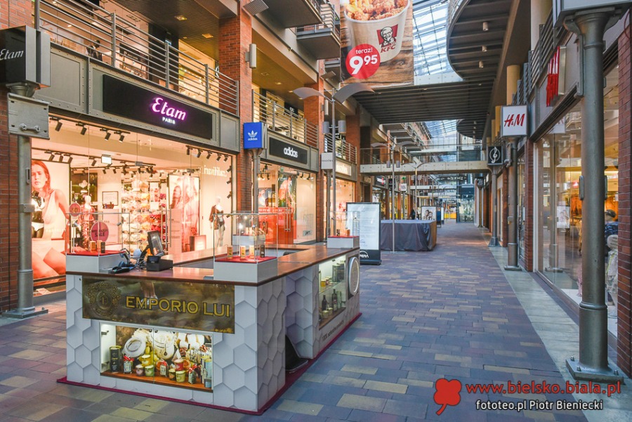 Galerie handlowe ponownie otwarte. Bez niektórych usług - foto