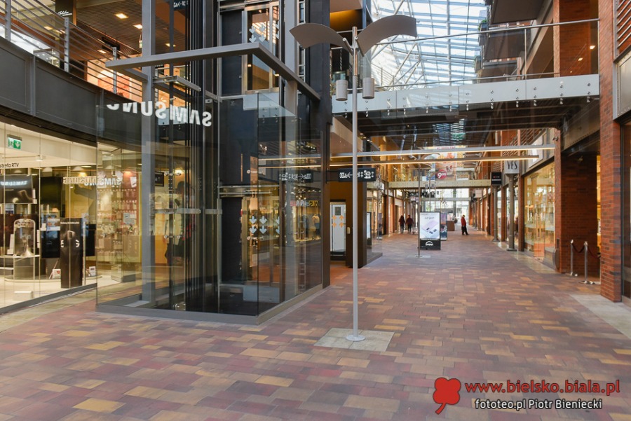 Galerie handlowe ponownie otwarte. Bez niektórych usług - foto
