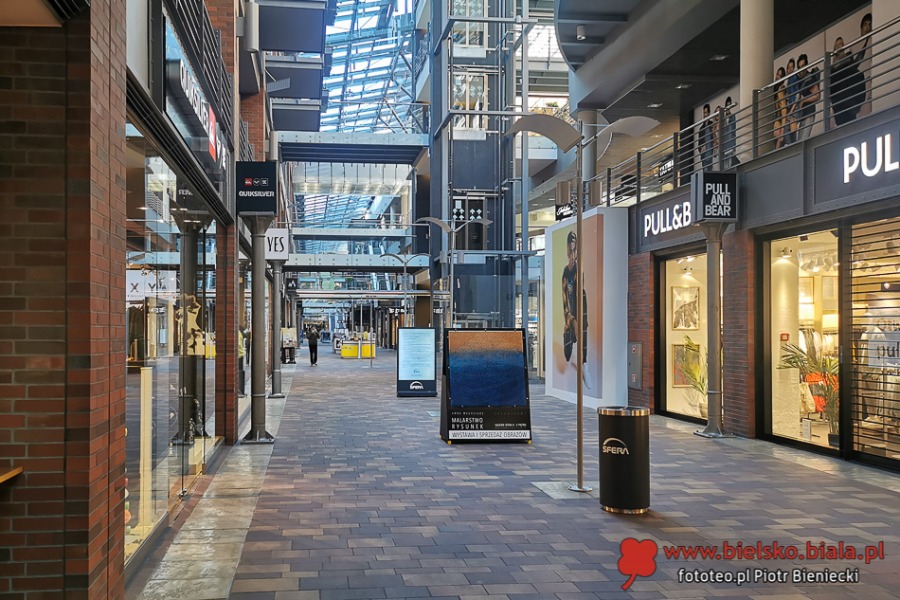 Galerie handlowe ponownie otwarte. Bez niektórych usług - foto