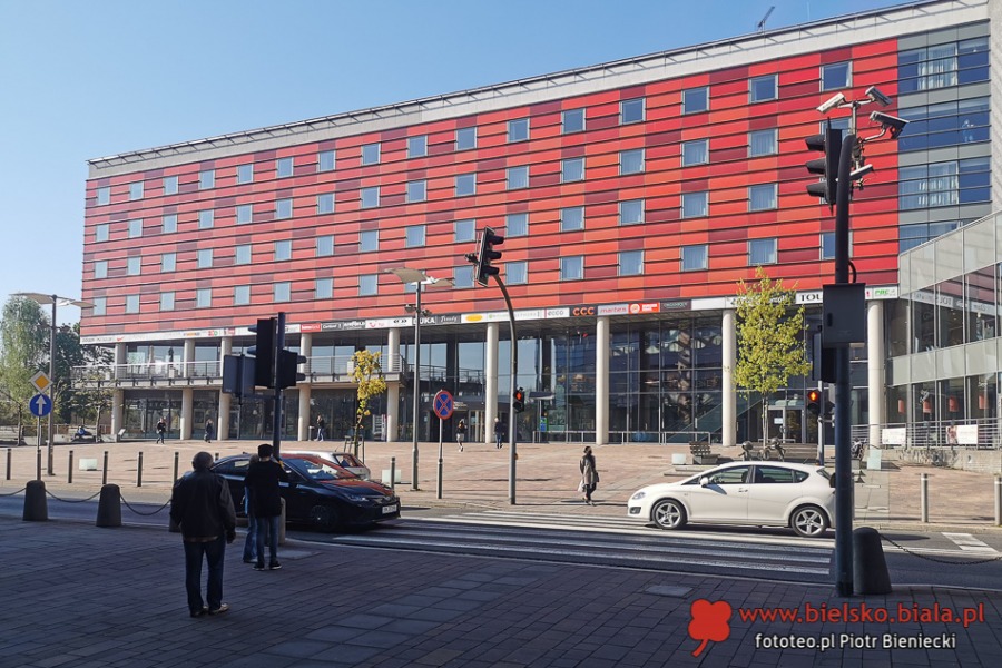 Galerie handlowe ponownie otwarte. Bez niektórych usług - foto
