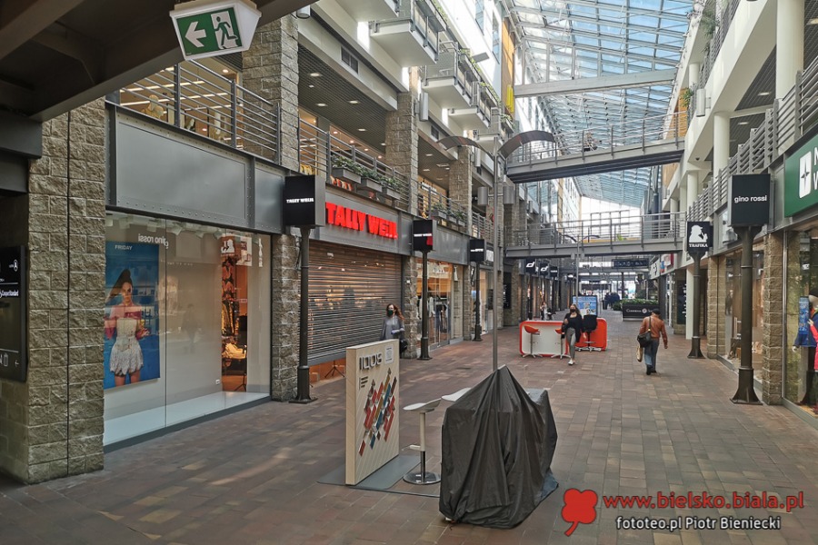 Galerie handlowe ponownie otwarte. Bez niektórych usług - foto