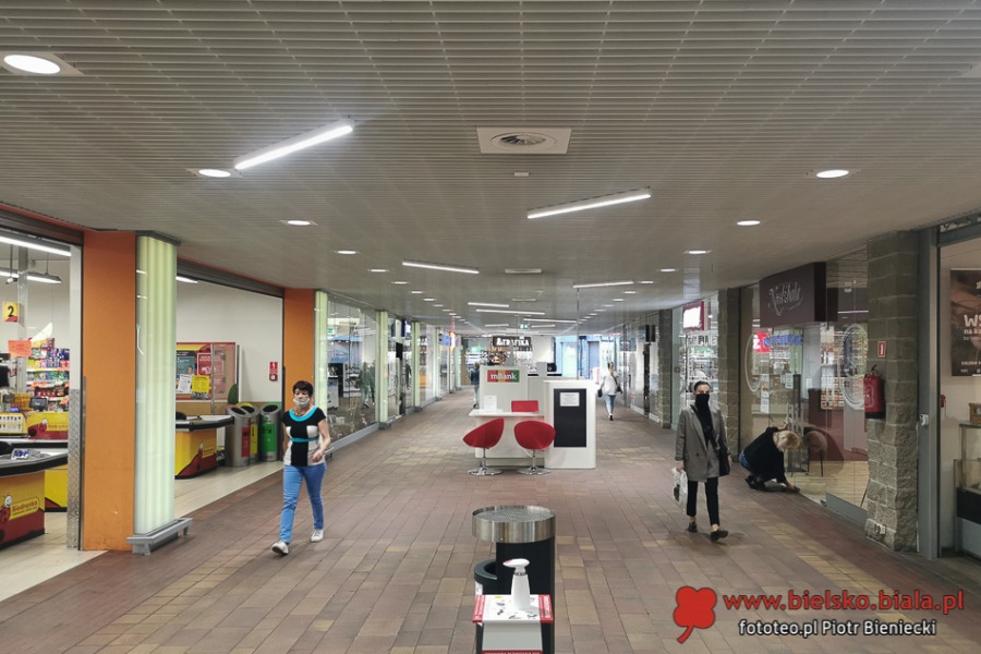 Galerie handlowe ponownie otwarte. Bez niektórych usług - foto