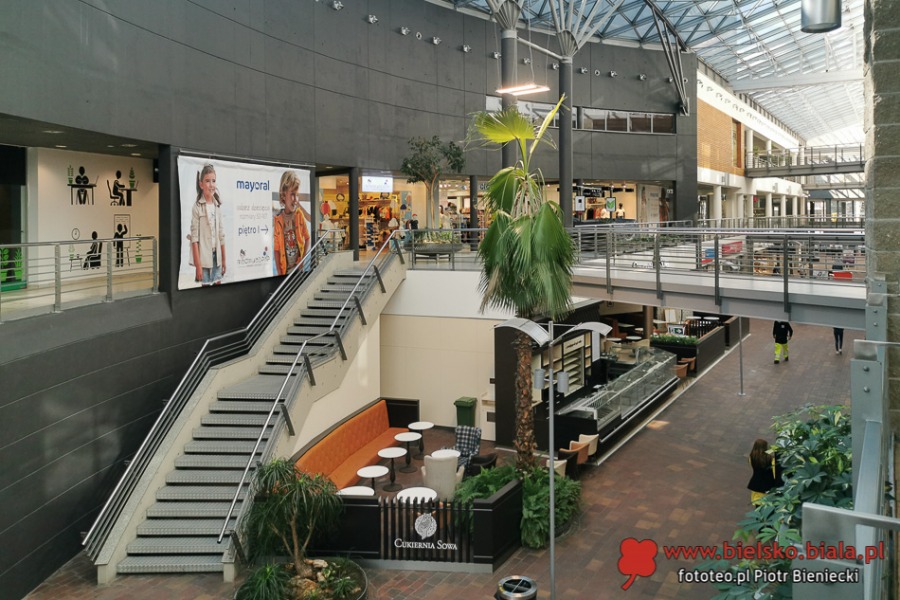 Galerie handlowe ponownie otwarte. Bez niektórych usług - foto
