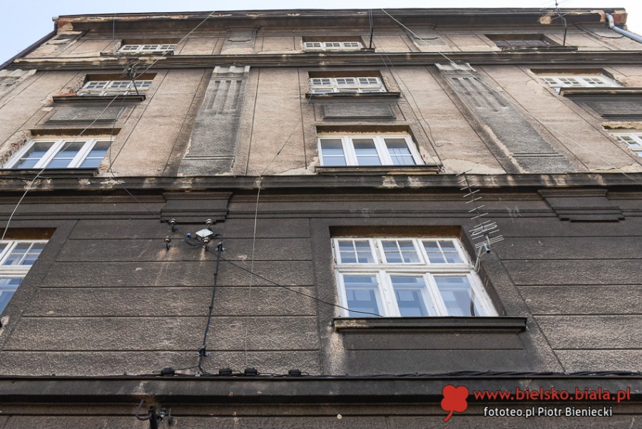 Dwór w centrum Bielska. Remont kamienicy ze śladami po kulach ZDJĘCIA