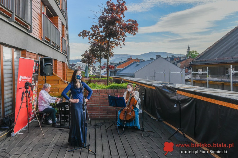 Tajny koncert nad dachami Bielska-Białej. Telewizyjny dron w akcji ZDJĘCIA