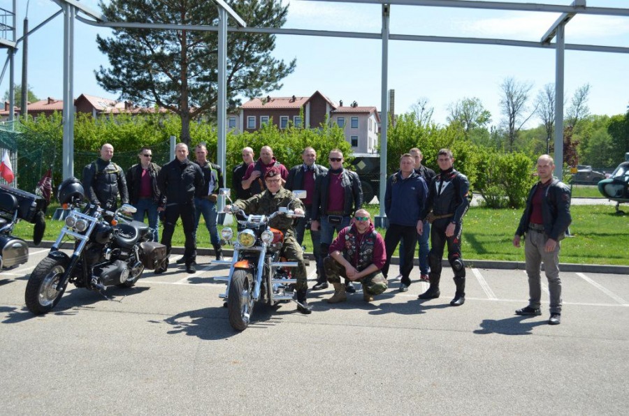 Kolumna motocyklistów z biało-czerwoną flagą. Honorowy przejazd do Krakowa ZDJĘCIA