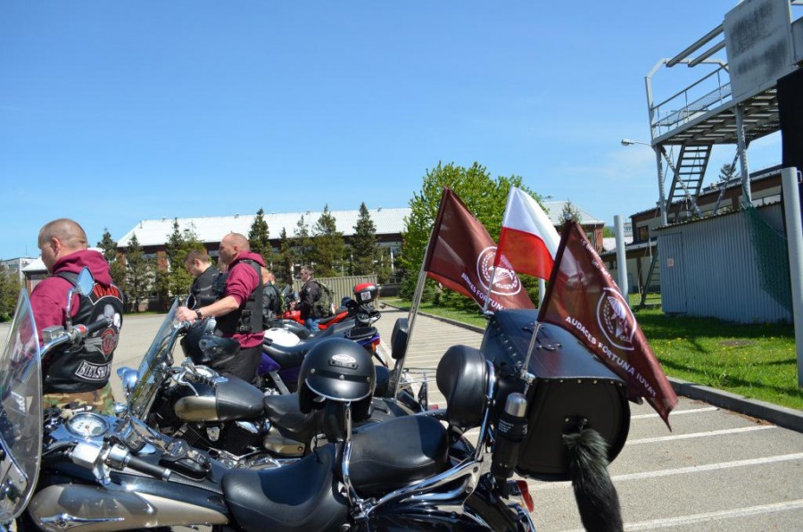 Kolumna motocyklistów z biało-czerwoną flagą. Honorowy przejazd do Krakowa ZDJĘCIA