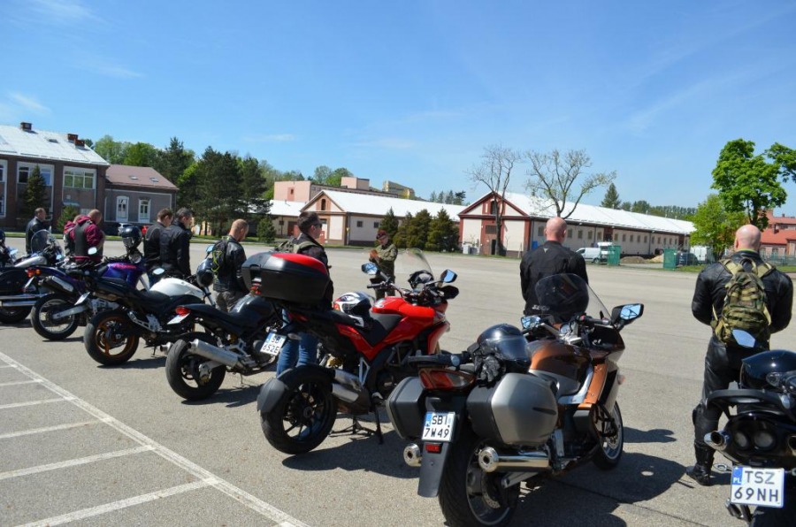 Kolumna motocyklistów z biało-czerwoną flagą. Honorowy przejazd do Krakowa ZDJĘCIA