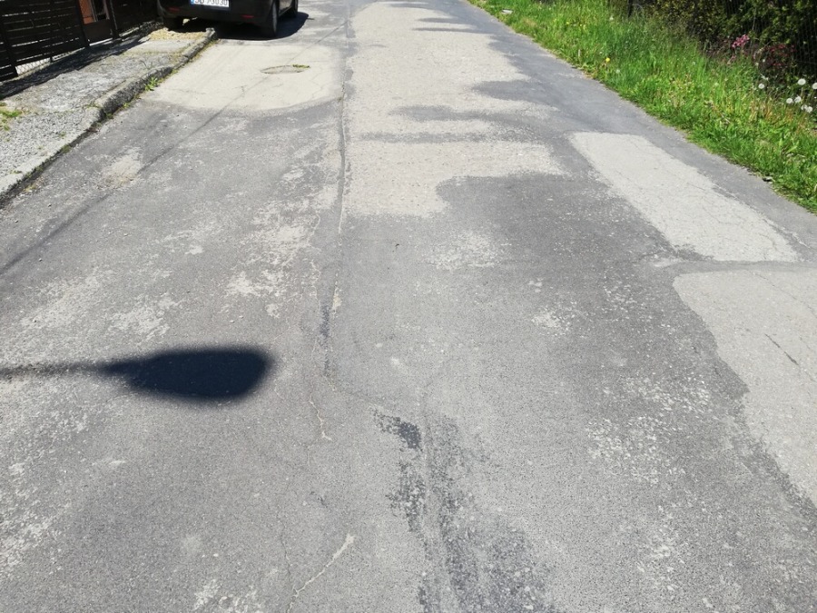 Droga dewastowana przez maszyny. Miasto buduje, ale remontują mieszkańcy?