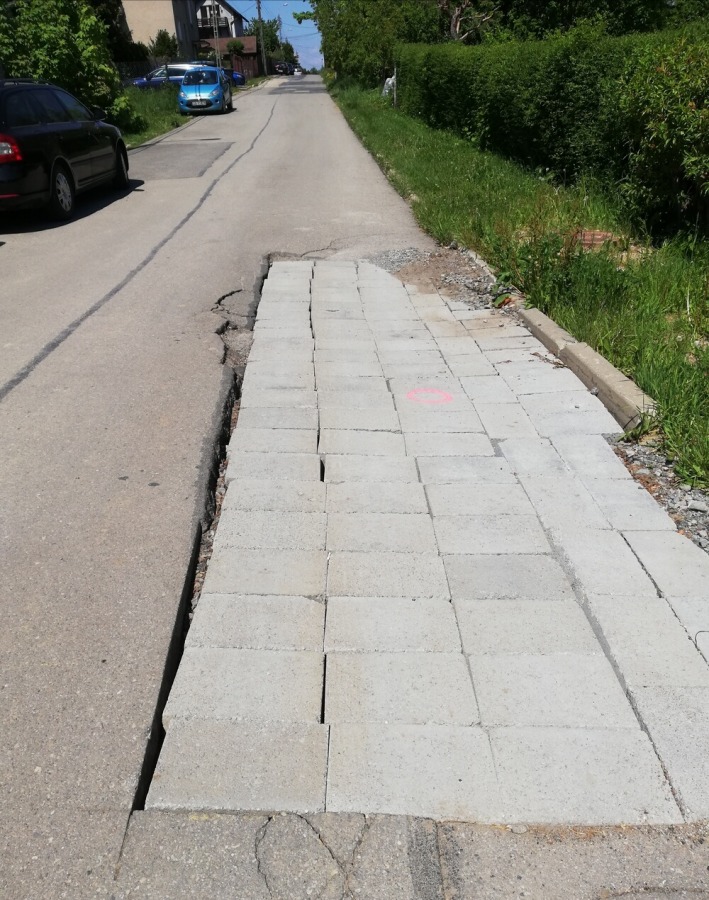 Droga dewastowana przez maszyny. Miasto buduje, ale remontują mieszkańcy?