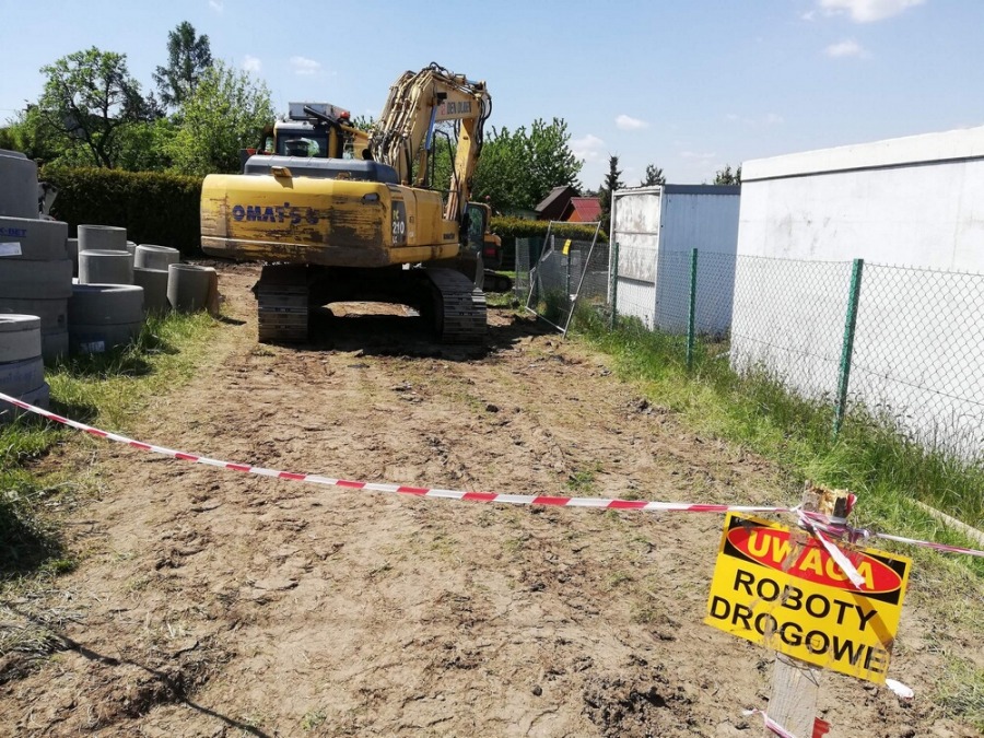 Droga dewastowana przez maszyny. Miasto buduje, ale remontują mieszkańcy?