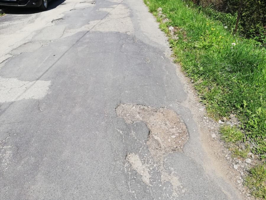 Droga dewastowana przez maszyny. Miasto buduje, ale remontują mieszkańcy?