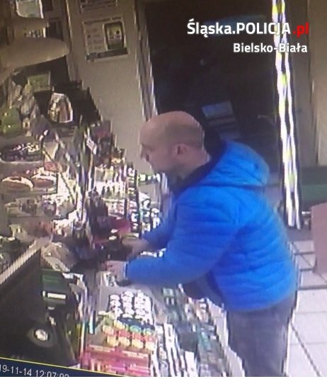 W Żabce zapłacił prawie 40 zł cudzą kartą. Teraz ściga go policja ZDJĘCIA