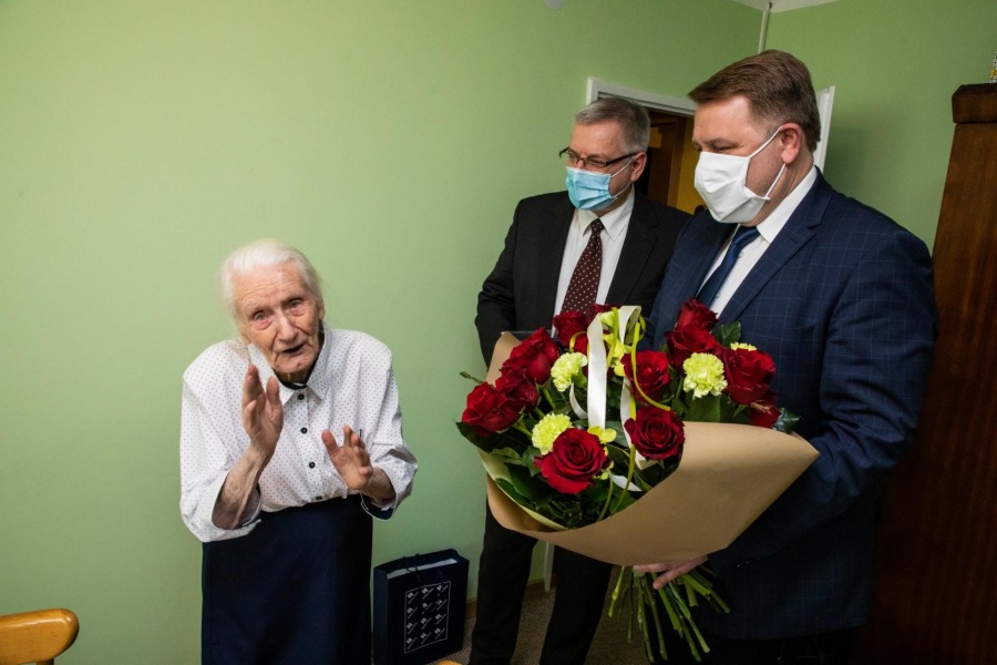 Została okradziona, gdy miała 99 lat. Teraz szczęśliwa obchodzi setne urodziny - foto