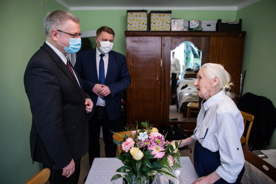 Została okradziona, gdy miała 99 lat. Teraz szczęśliwa obchodzi setne urodziny - foto