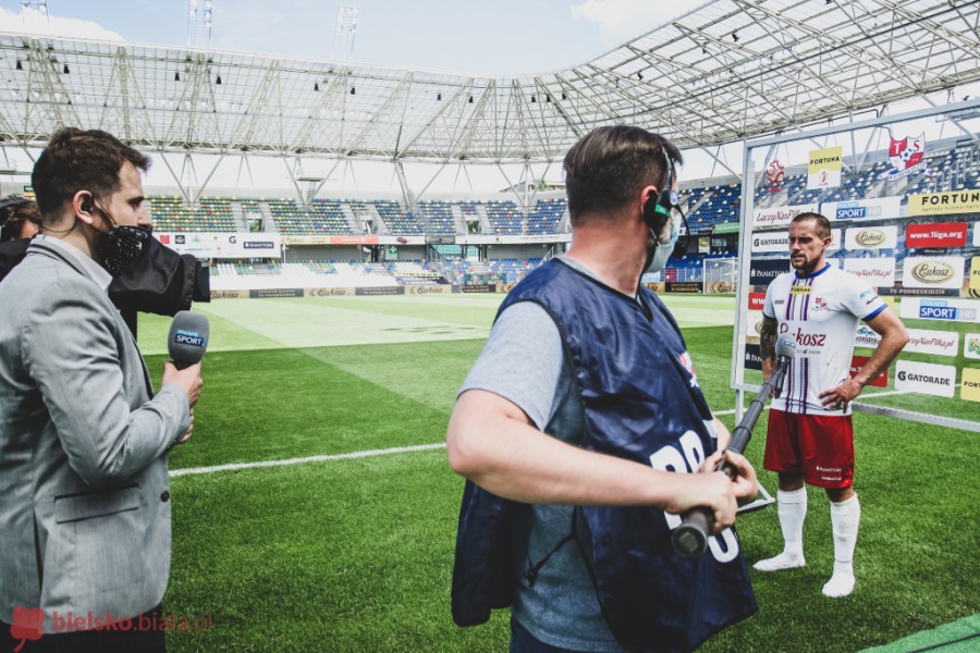 Futbol po dezynfekcji. Widowisko wysokiego ryzyka na Rychlińskiego ZDJĘCIA