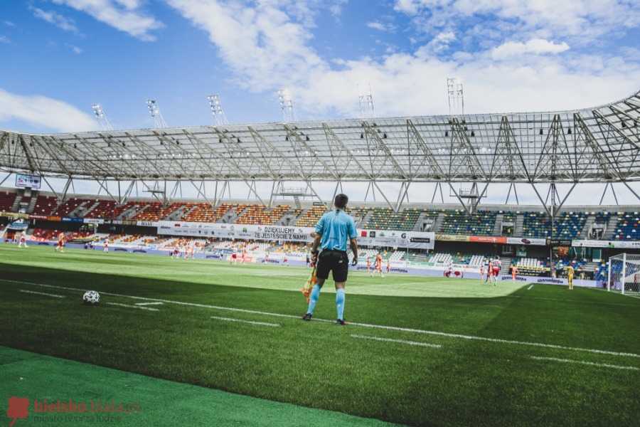 Futbol po dezynfekcji. Widowisko wysokiego ryzyka na Rychlińskiego ZDJĘCIA