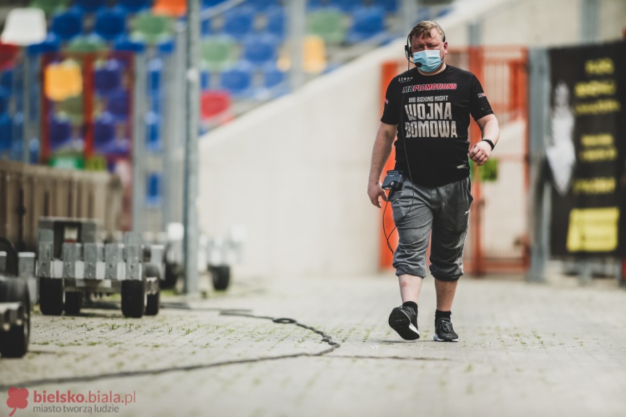 Futbol po dezynfekcji. Widowisko wysokiego ryzyka na Rychlińskiego ZDJĘCIA
