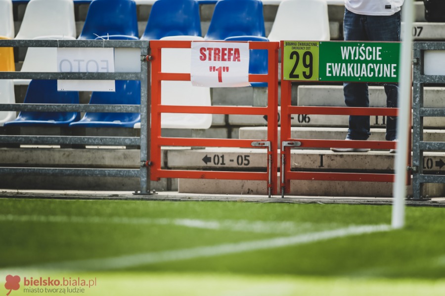 Futbol po dezynfekcji. Widowisko wysokiego ryzyka na Rychlińskiego ZDJĘCIA