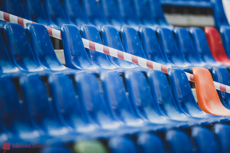 Futbol po dezynfekcji. Widowisko wysokiego ryzyka na Rychlińskiego ZDJĘCIA