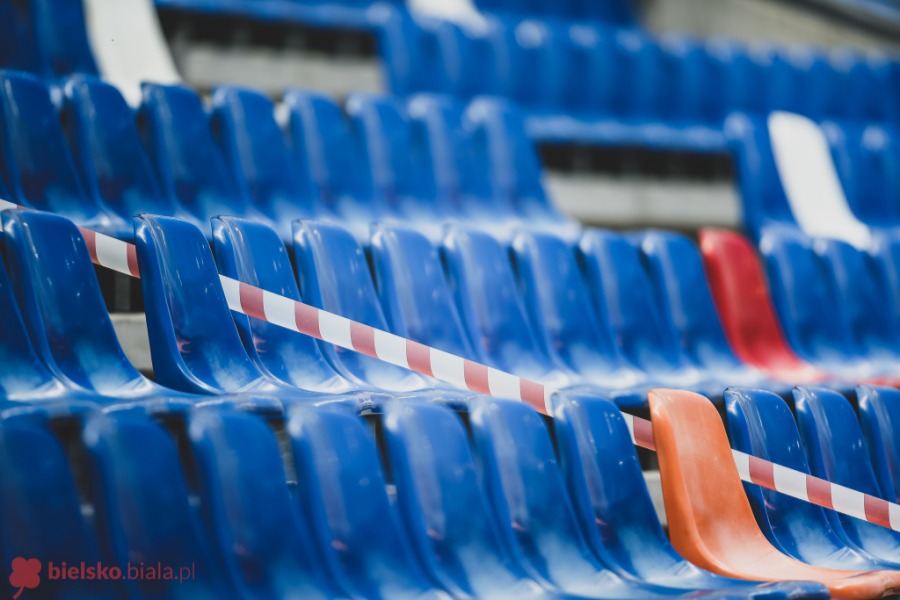 Futbol po dezynfekcji. Widowisko wysokiego ryzyka na Rychlińskiego ZDJĘCIA