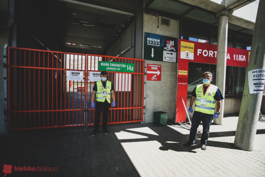 Futbol po dezynfekcji. Widowisko wysokiego ryzyka na Rychlińskiego ZDJĘCIA