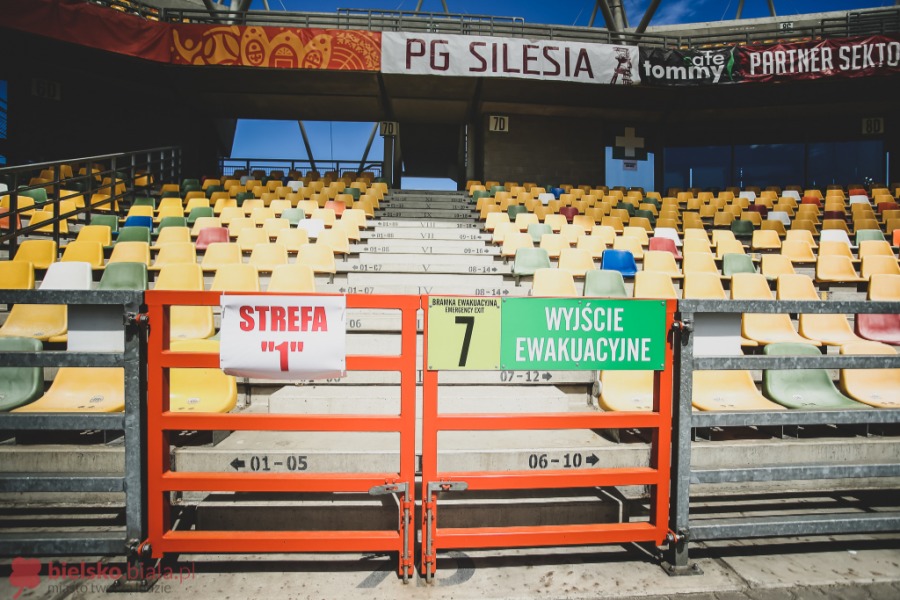 Futbol po dezynfekcji. Widowisko wysokiego ryzyka na Rychlińskiego ZDJĘCIA