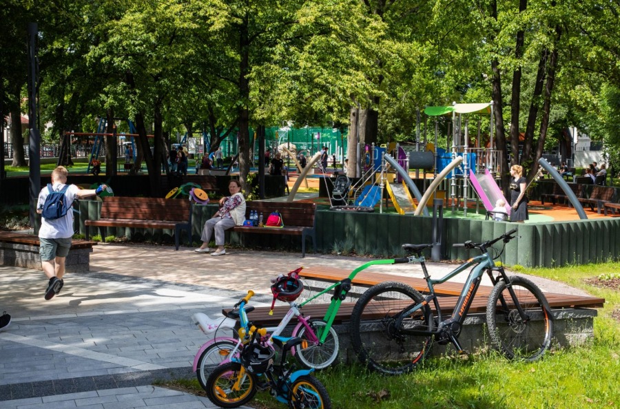 W zmodernizowanym parku bawią się dzieci. Niepotrzebne kontrowersje? - foto