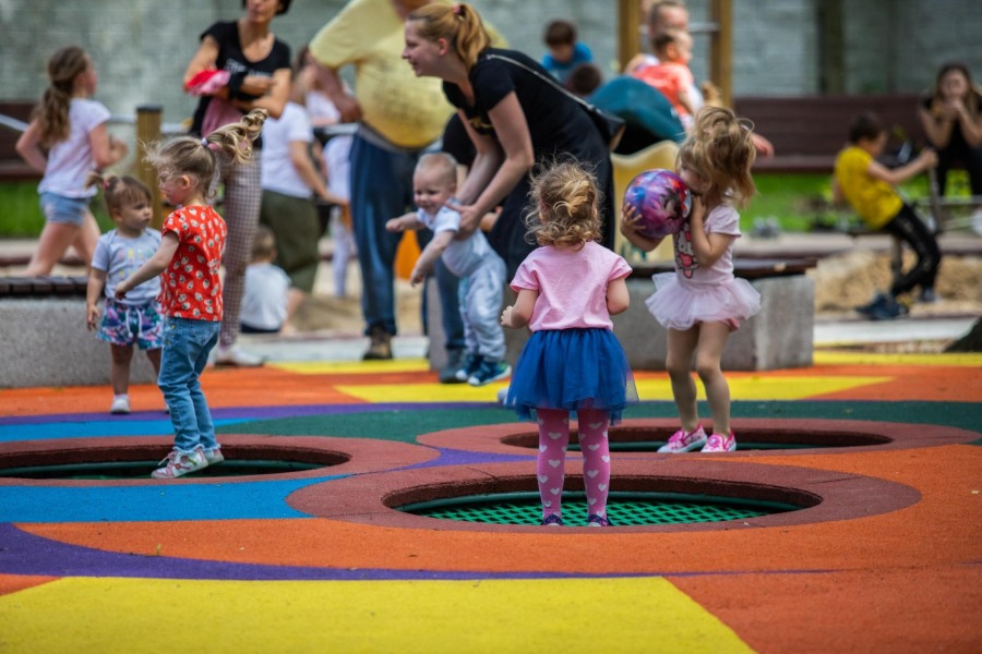 W zmodernizowanym parku bawią się dzieci. Niepotrzebne kontrowersje? - foto