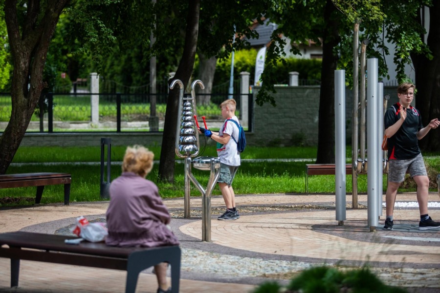 W zmodernizowanym parku bawią się dzieci. Niepotrzebne kontrowersje? - foto