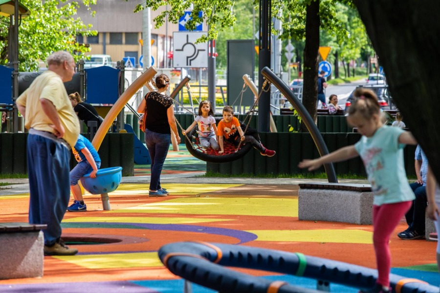 W zmodernizowanym parku bawią się dzieci. Niepotrzebne kontrowersje? - foto