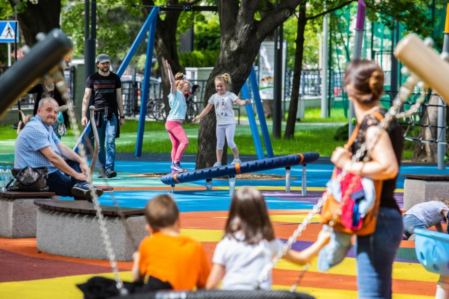 W zmodernizowanym parku bawią się dzieci. Niepotrzebne kontrowersje? - foto