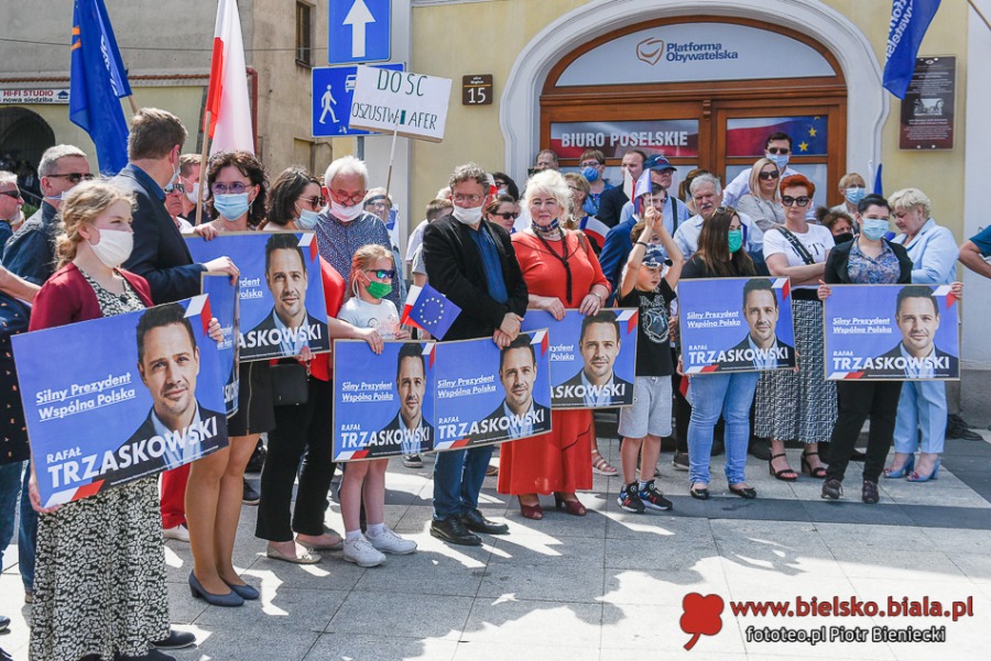 Trzaskowski porywa! Takich tłumów dawno nikt tu nie widział ZDJĘCIA