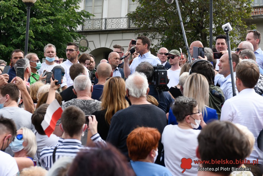 Trzaskowski porywa! Takich tłumów dawno nikt tu nie widział ZDJĘCIA