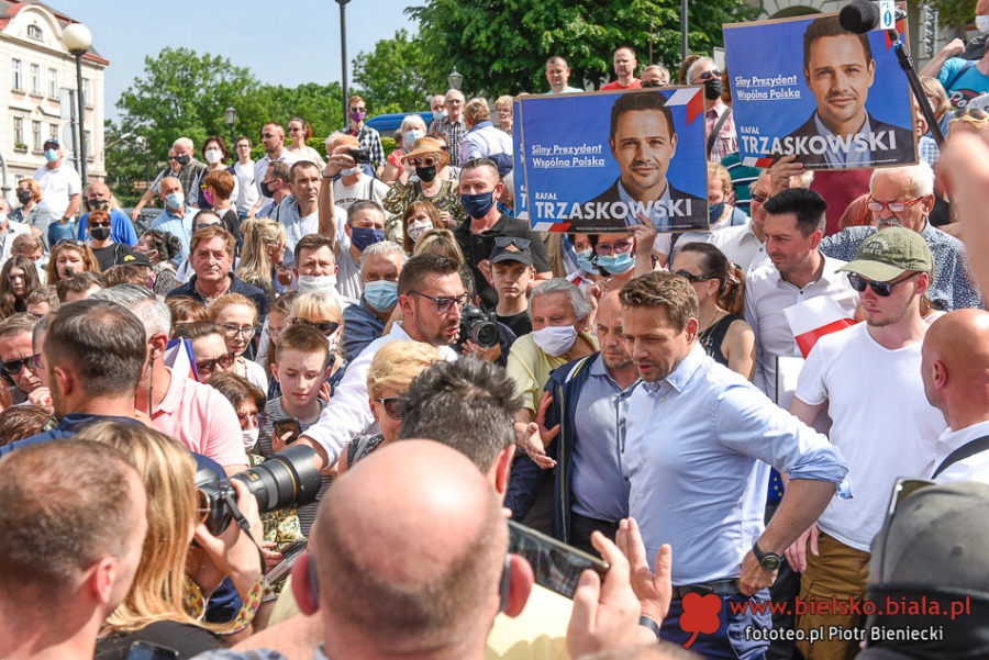 Trzaskowski porywa! Takich tłumów dawno nikt tu nie widział ZDJĘCIA