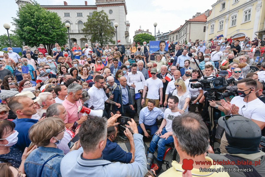 Trzaskowski porywa! Takich tłumów dawno nikt tu nie widział ZDJĘCIA