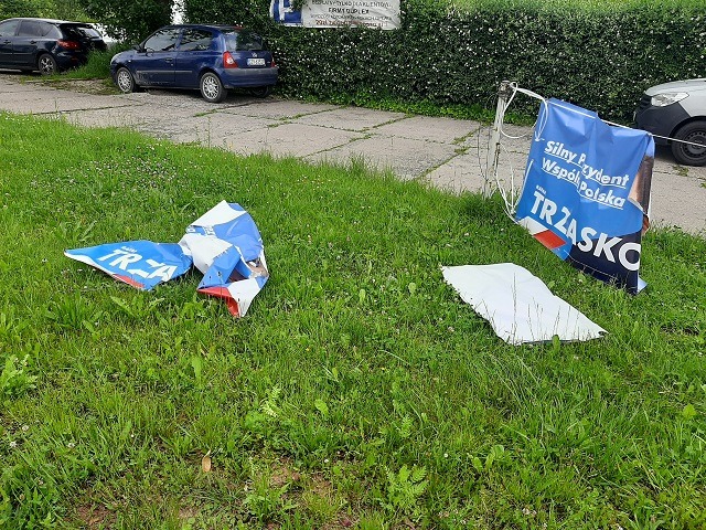 Brutalna wojna banerowa. Podpalenia i zaklejanie plakatów wyborczych