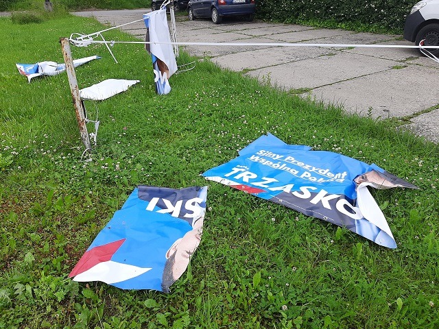 Brutalna wojna banerowa. Podpalenia i zaklejanie plakatów wyborczych