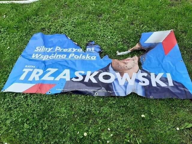 Brutalna wojna banerowa. Podpalenia i zaklejanie plakatów wyborczych