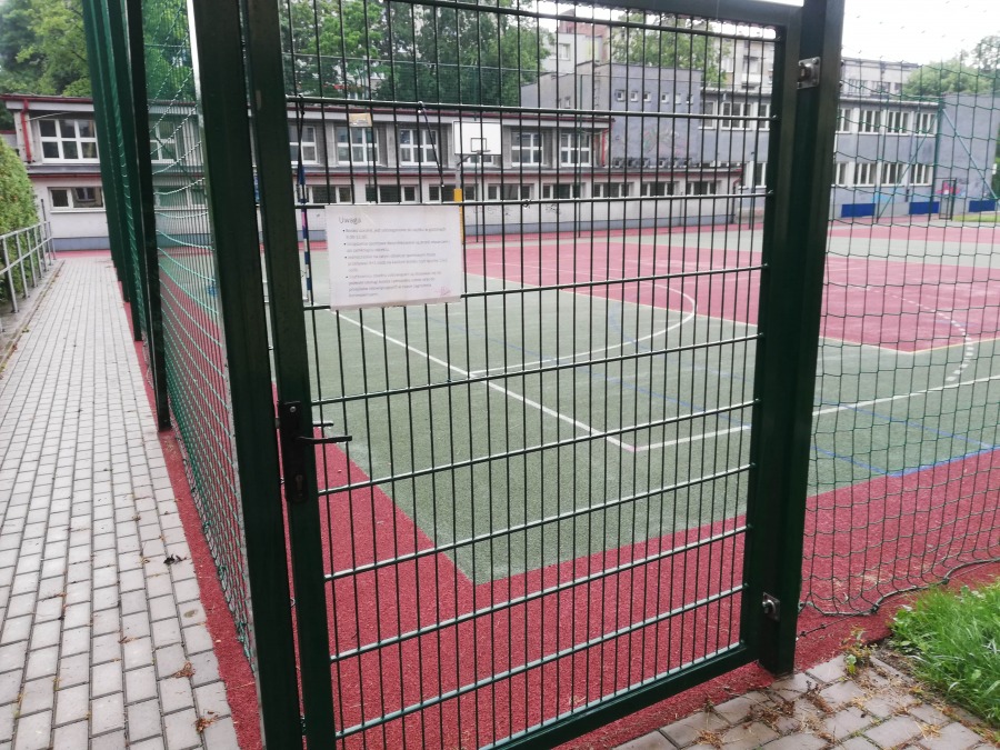 Piłka nożna na godziny. Spór o boisko przy bielskim liceum - foto