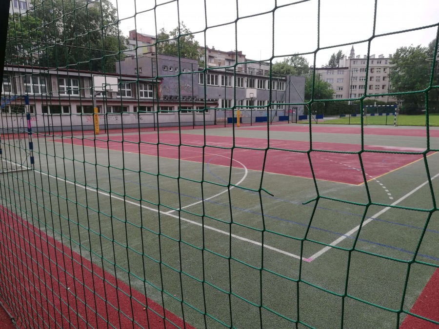 Piłka nożna na godziny. Spór o boisko przy bielskim liceum - foto