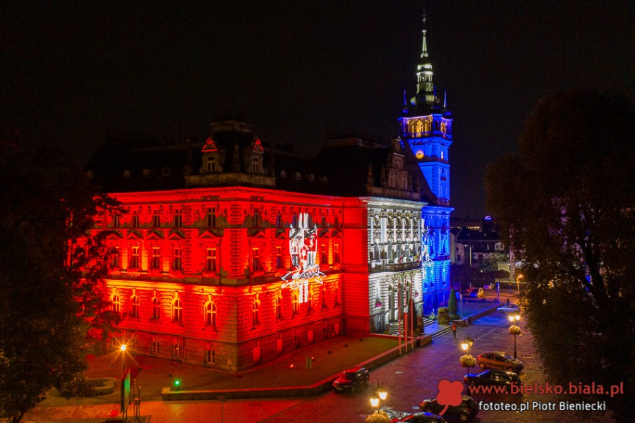 Kolorowe iluminacje rozświetliły bielski ratusz. Wielki logotyp na budynku! - foto