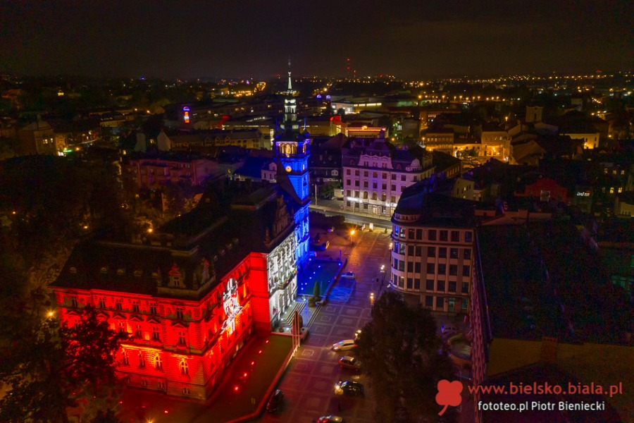 Kolorowe iluminacje rozświetliły bielski ratusz. Wielki logotyp na budynku! - foto
