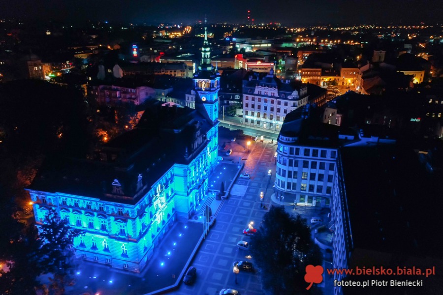 Kolorowe iluminacje rozświetliły bielski ratusz. Wielki logotyp na budynku! - foto
