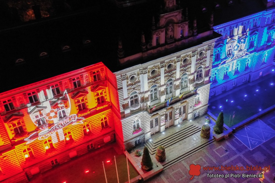 Kolorowe iluminacje rozświetliły bielski ratusz. Wielki logotyp na budynku! - foto
