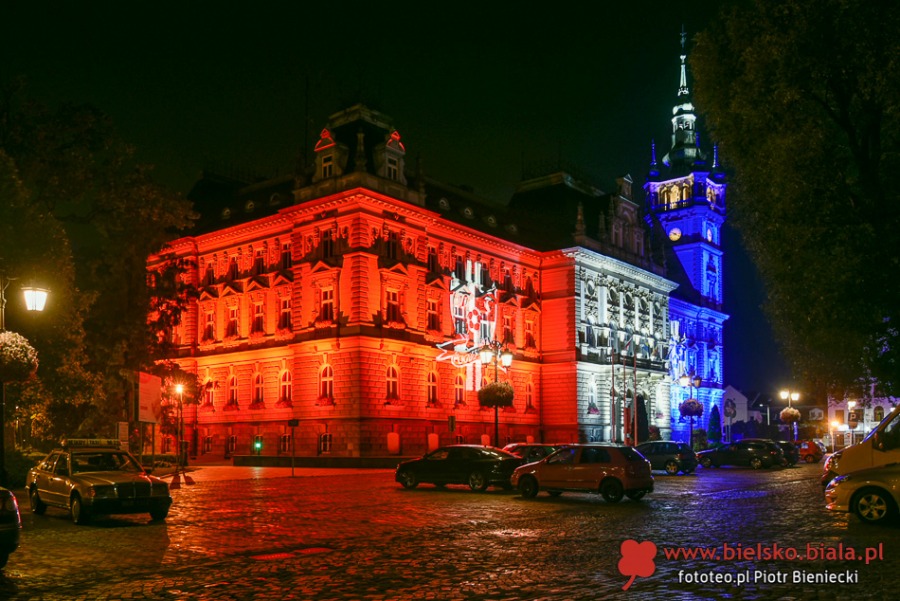 Kolorowe iluminacje rozświetliły bielski ratusz. Wielki logotyp na budynku! - foto