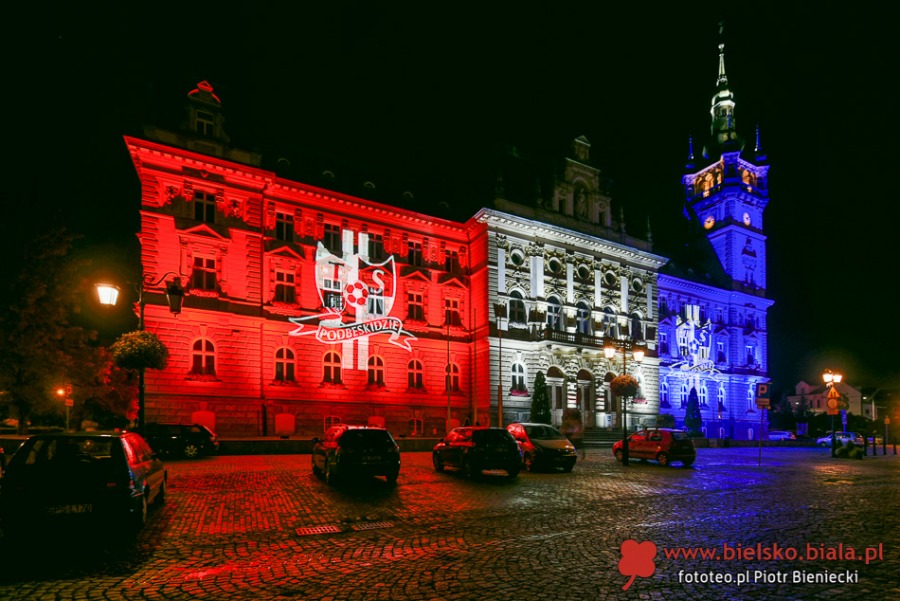 Kolorowe iluminacje rozświetliły bielski ratusz. Wielki logotyp na budynku! - foto