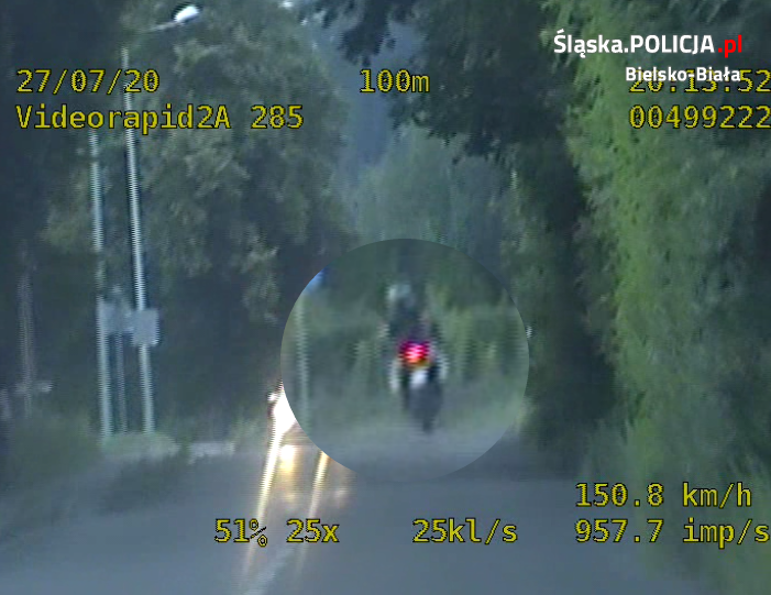 Ryzykowna ucieczka motocyklisty. Policja zaprzestała pościgu - foto