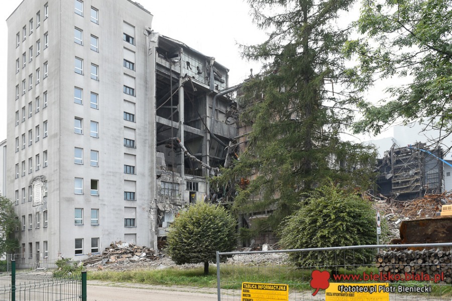 Znika ogromny gmach w centrum Bielska-Białej. Krajobraz jak po wojnie ZDJĘCIA